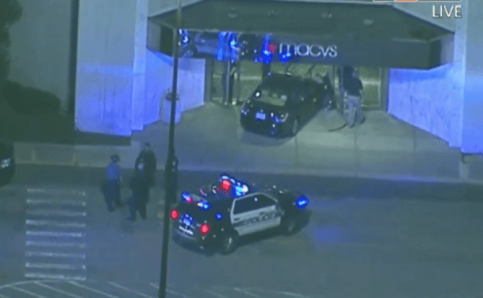 มือมีดบุกทำร้ายคนที่ห้างสรรพสินค้าในสหรัฐฯ