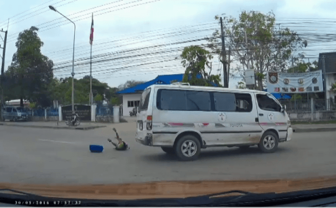 รถตู้รับ-ส่งซิ่ง เด็กนักเรียนกระเด็นตกถนน