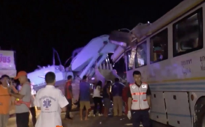 รถทัวร์เฉี่ยวชนรถพ่วงที่ จ.มหาสารคาม