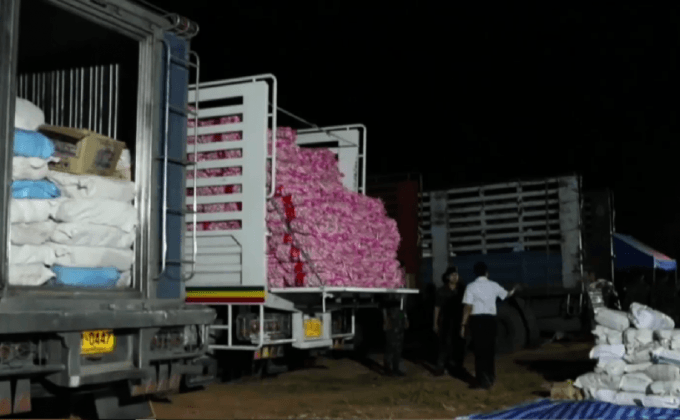 บุกจับสินค้าหนีภาษี 4 คันรถสิบล้อ