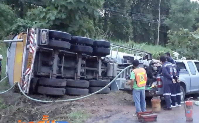 รถบรรทุกน้ำมัน 4 หมื่นลิตรพลิกคว่ำ จ.พะเยา