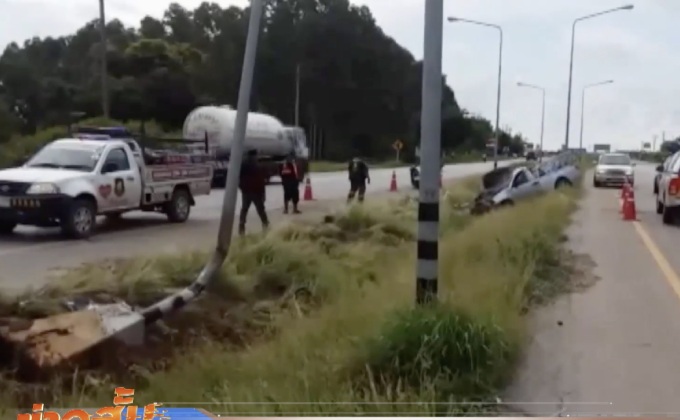 รถยางระเบิด-ตกถนนบาดเจ็บ 13 คน จ.ปราจีนบุรี