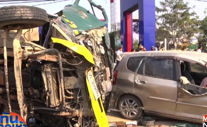 รถโม่ปูนเสียหลักชนยับรถ 3 คัน เสียชีวิต 9 ศพ