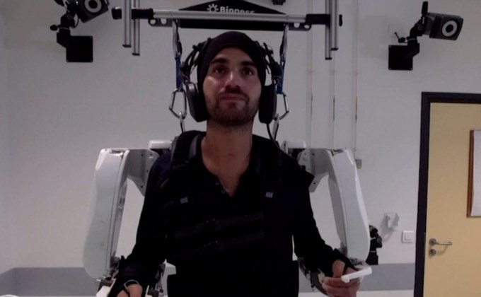 หุ่นยนต์โครงกระดูกช่วยผู้ป่วยอัมพาต