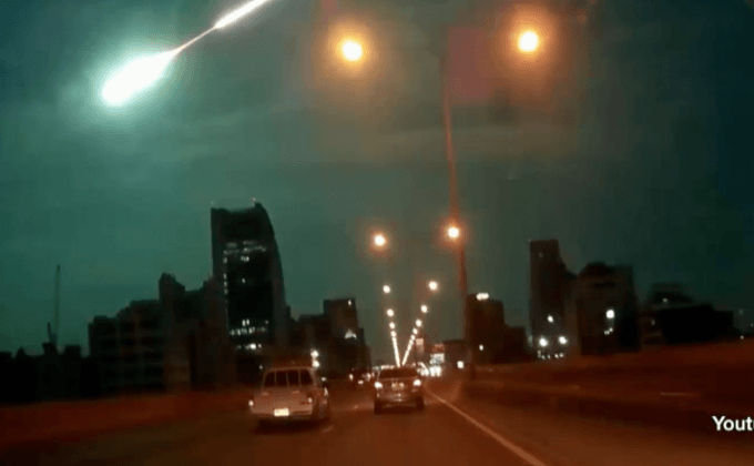 ฮือฮาลูกไฟสีเขียว-แดงตกจากฟ้า