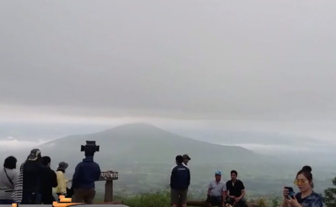 นักท่องเที่ยวชมวิว สัมผัสอากาศหนาว “ภูเขาไฟฟูจิเมืองเลย”