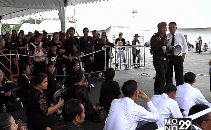 ประชาชนหลั่งไหลเข้าสักการะพระบรมศพ ตั้งแต่เช้ามืด