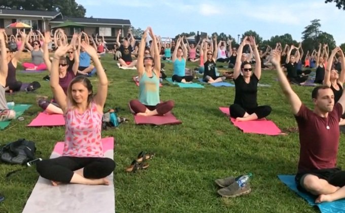 คลาสเรียนโยคะร่วมกับแพะในสหรัฐฯ