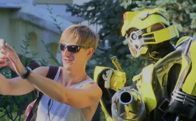 คู่รักยูเครนสร้างชุดหุ่นยนต์ทรานส์ฟอร์เมอร์