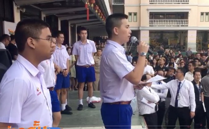 ครู-นร.-ผู้ปกครอง ชุมนุมขับไล่ ผอ.ร.ร เซนต์คาเบรียล