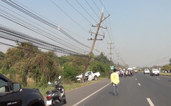 รถกระบะเสียหลักชนเสาไฟฟ้า จ.นครนายก