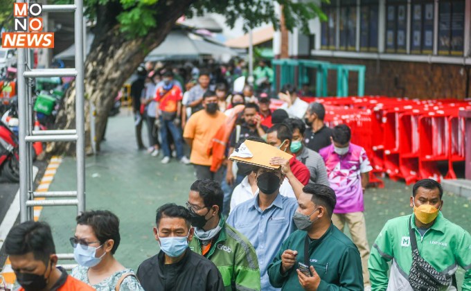 ประชาชนต่อแถวยาวเหยียด เพื่อขอ ทำบัตรผ่านเข้า-ออกพื้นที่ ช่วงประชุม APEC