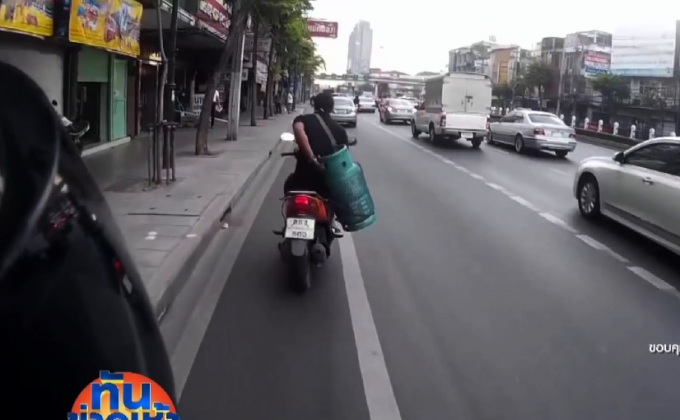 เสียวไส้! นาที จยย.บรรทุกถังแก๊สเสียศูนย์