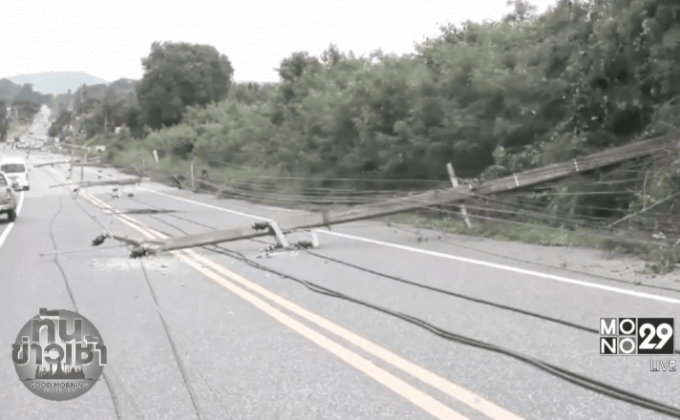 ดินทรุด ทำเสาไฟฟ้าโค่น 15 ต้น ชาวบ้านเดือดร้อนหนัก