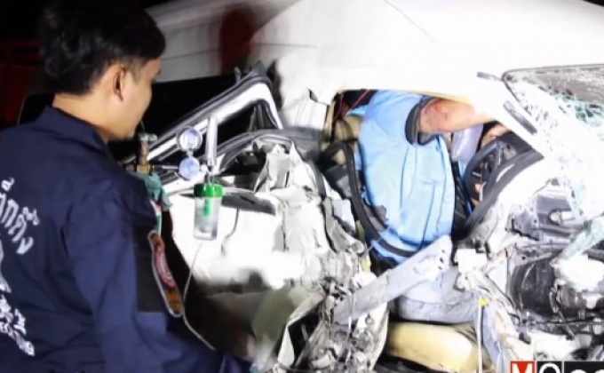 รถตู้ชนท้ายรถหัวลากเทรลเลอร์คนขับถูกอัดก๊อปปี้