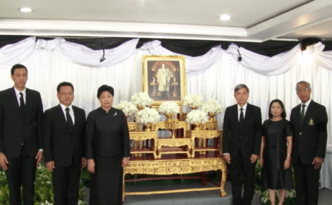 คณะผู้บริหารกทม.ร่วมลงนามถวายอาลัย