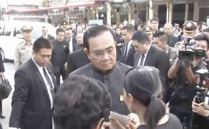 นายกฯ ร่วมเคารพศพผู้เสียชีวิตที่โคราช