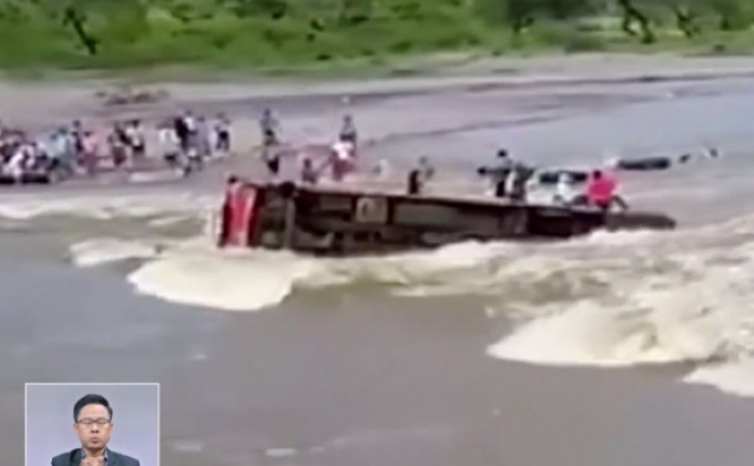 รถโดยสารในเปรูถูกน้ำซัดพลิกคว่ำ