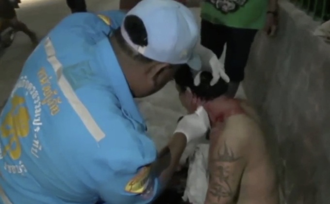 ชายวัย 54ปี ถูกคู่กรณีใช้ขวดเหล้าแทงสาหัส