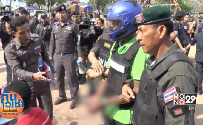 คุมตัว 2 มือโยนระเบิดงานวัดทำแผนฯ หวิดโดนรุมประชาทัณฑ์