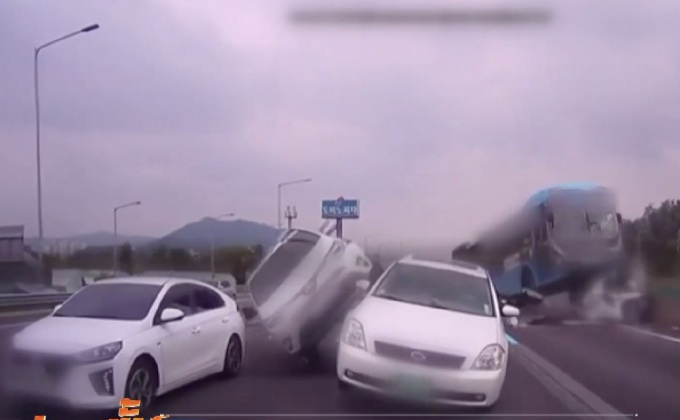 รถชน 8 คันซ้อนบนทางหลวงในเกาหลีใต้