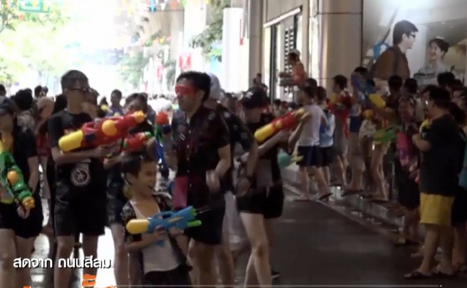 บรรยากาศวันสงกรานต์ ถนนสีลม