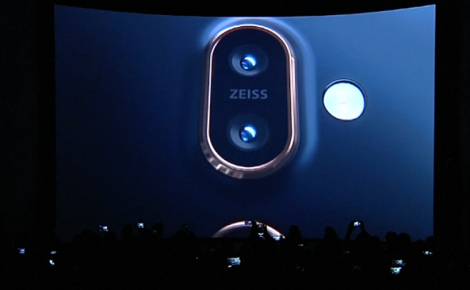 แกะกล่องผลิตภัณฑ์ใหม่ในงาน “โมบายล์ เวิลด์ คองเกรส”