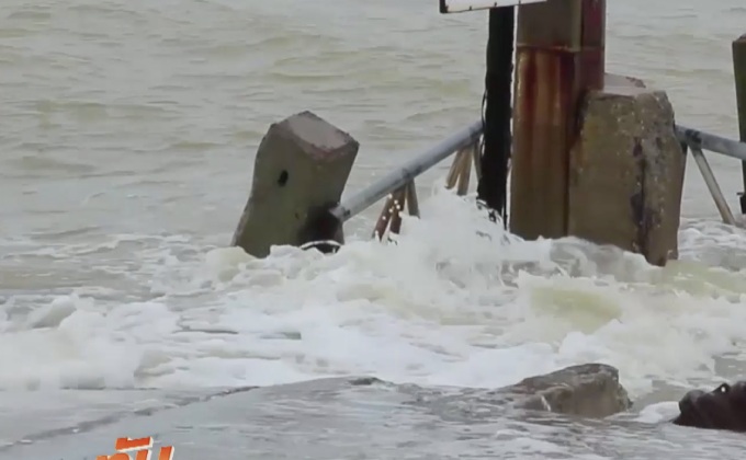 น้ำทะเลกัดเซาะชายฝั่งทำชาวบ้านพังงาเดือดร้อนหนัก