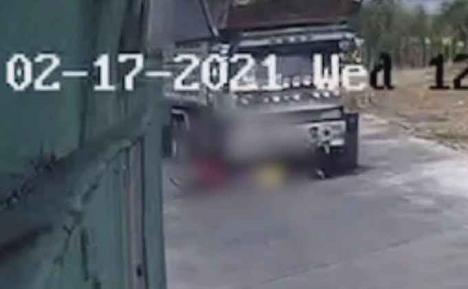 นาทีชีวิต รถพ่วงบรรทุกอ้อย ชนจยย.เหยียบคนขี่เสียชีวิต