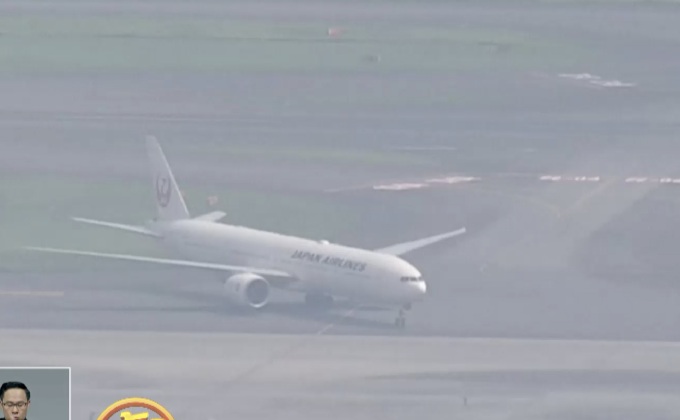 เครื่องบินเจแปน แอร์ไลน์สลงจอดฉุกเฉินหลังชนนก