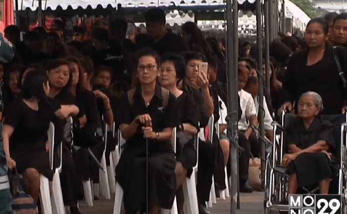 ประชาชนหลั่งไหลถวายสักการะพระบรมศพ