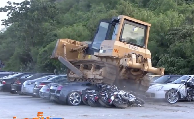 ฟิลิปปินส์ทำลายรถหรูมูลค่ากว่า 180 ล้านบาท