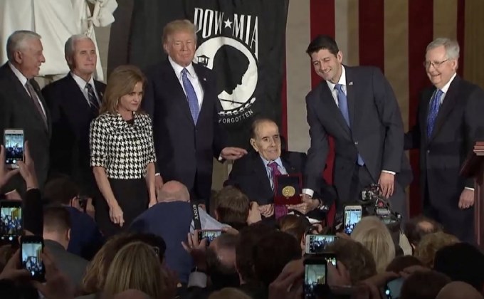 “บ็อบ โดล” ได้รับรางวัลเหรียญทองของรัฐสภาแห่งสหรัฐอเมริกา