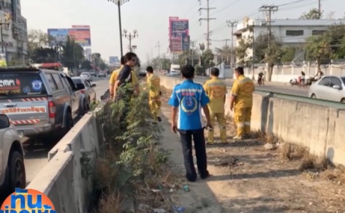 เร่งตรวจสอบศพดับคาร่องกลางถนน จ.สมุทรปราการ