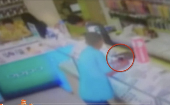 ตำรวจจับคนร้ายขโมยโทรศัพท์มือถือ