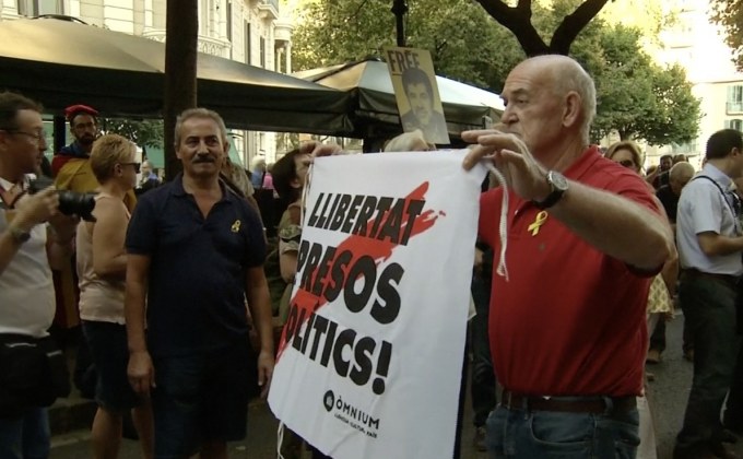 ชาวกาตาลุญญาชุมนุมครบรอบ 1 ปี สเปนบุกยึดที่ทำการรัฐบาล