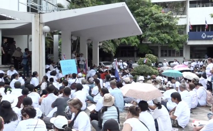 ม็อบหาบเร่แผงลอยบุกทำเนียบฯ