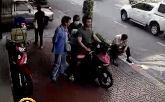 หนุ่มขี่จยย.พุ่งชนลุงบนทางเท้า จ่าย 5พัน! ขอไกล่เกลี่ย