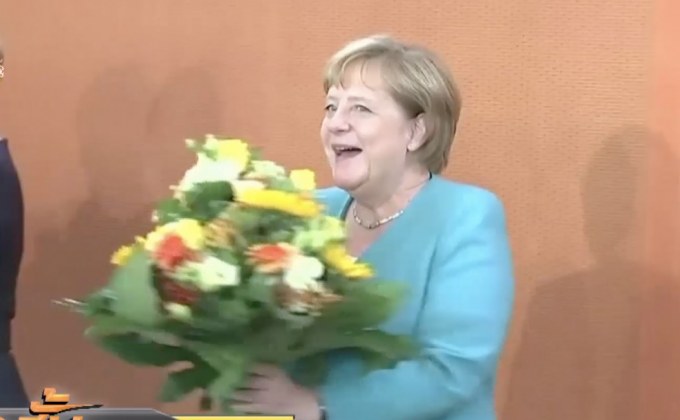 คณะรัฐมนตรีร่วมยินดีวันเกิดนายกฯ เยอรมนี