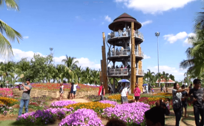 ประชาชนยังคงใช้เวลาวันหยุดท่องเที่ยว