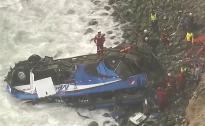 รถบัสพุ่งตกหน้าผาในเปรู ดับ 48 คน