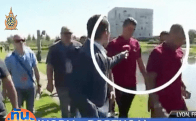 งมเจอแล้ว ไมค์นักข่าวที่ “โรนัลโด้” เขวี้ยงทิ้ง