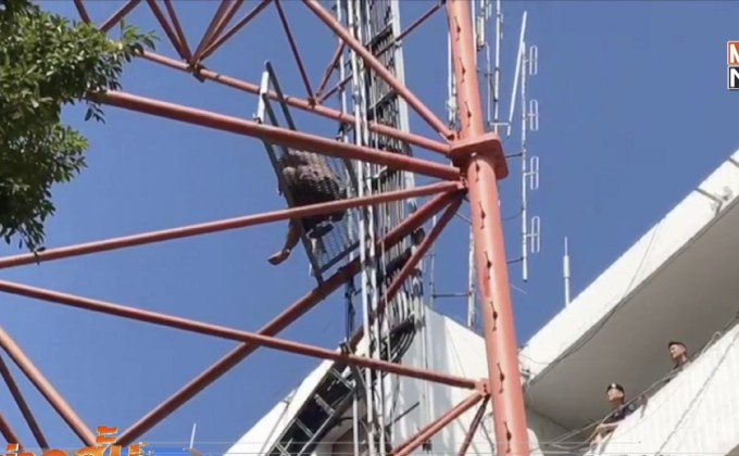 ชายปีนเสาสื่อสารสูง 6 ชั้นใน สตช.