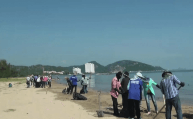 เร่งขจัดคราบน้ำมันชายหาดวนอุทยานปราณบุรี