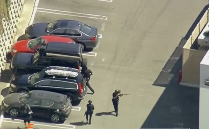 ตำรวจสหรัฐฯ ล้อมซูเปอร์มาร์เก็ตจับมือปืน