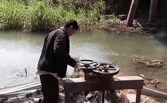 เกษตรกรเก็บเครื่องสูบน้ำจากคลองมะขามเฒ่าอู่ทอง