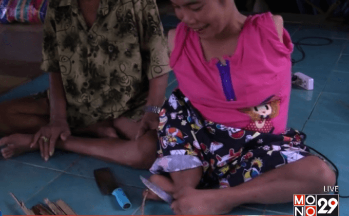 สาวพิการยอดกตัญญู ใช้เท้าถักไหมพรมเลี้ยงครอบครัว