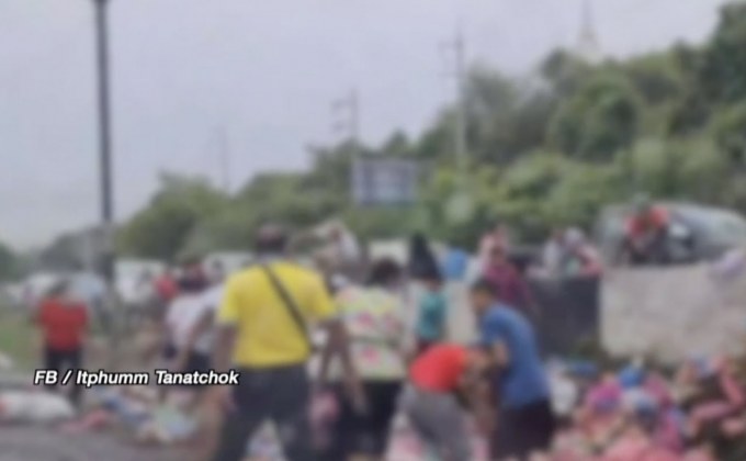 ชาวโซเชียลวิจารณ์ความเหมาะสมรุมเก็บไส้กรอกจากรถที่คว่ำ