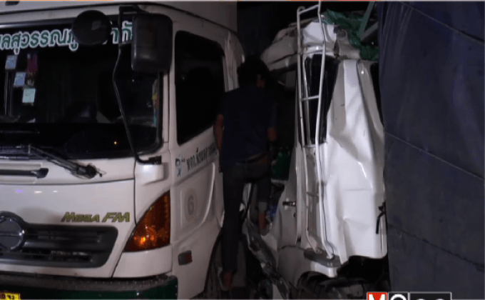 รถพ่วงชนกันกลางแยก จ.ฉะเชิงเทรา