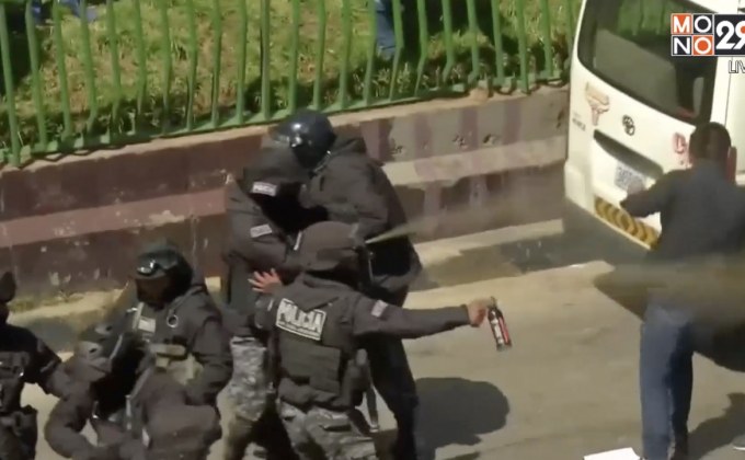 ตำรวจนำกำลังสลายการชุมนุมนักศึกษาในโบลิเวีย